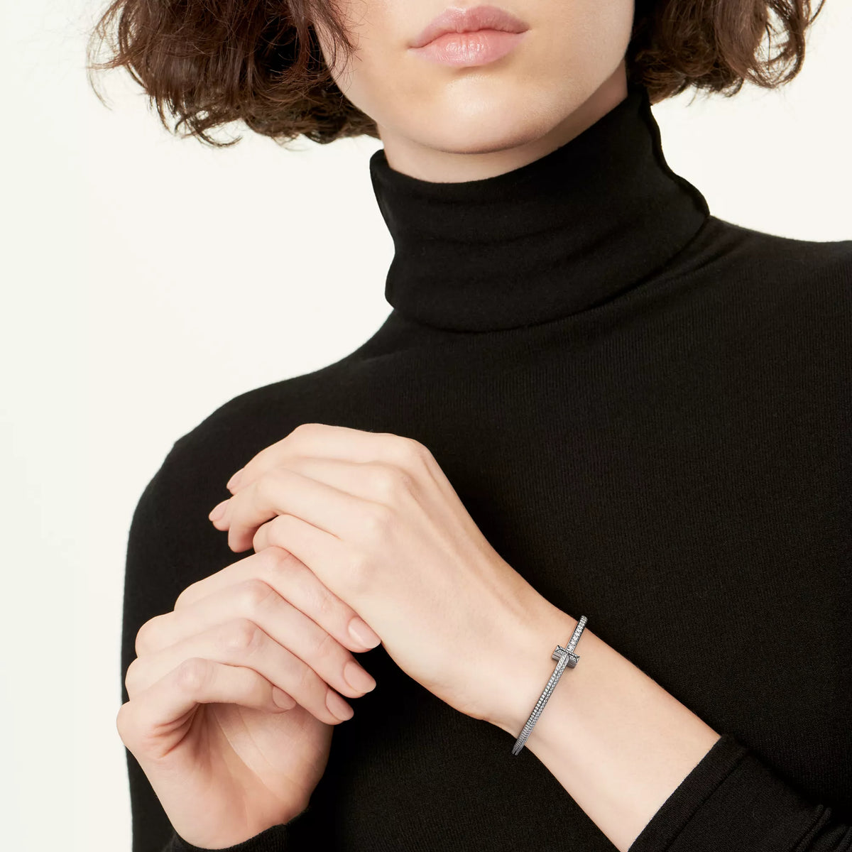 AV T Bracelet - T1 Narrow Pavé Diamond Hinged Bangle in White Gold